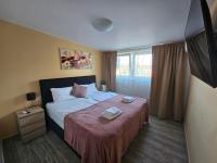 Posteľ alebo postele v izbe v ubytovaní Royal Apartments & Rooms