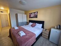 Posteľ alebo postele v izbe v ubytovaní Royal Apartments & Rooms