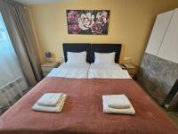Posteľ alebo postele v izbe v ubytovaní Royal Apartments & Rooms