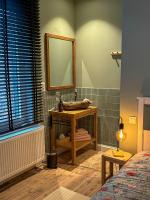 a bathroom with a sink and a mirror at Vakantiehuis Maison Madeleine centrum Ieper in Ieper