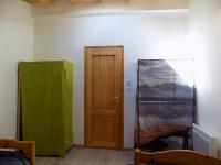 a room with a wooden door and a green curtain at Les Mathes La Palmyre - MAISON CABANE des TRAPPEURS - PROCHE COMMERCES in Les Mathes