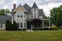 una gran casa blanca con torreta en Exquisite Victorian, en Springfield