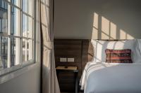Postel nebo postele na pokoji v ubytování Pranakorn Heritage Hotel