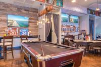 ein Zimmer mit einem Billardtisch in einem Restaurant in der Unterkunft Marvelous 9th Floor Condo Gulf, Pool &amp; Sunset View in Destin