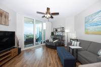 TV&#47;Unterhaltungsangebot in der Unterkunft Marvelous 9th Floor Condo Gulf, Pool &amp; Sunset View