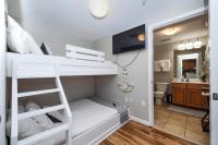 Ein Bett oder Betten in einem Zimmer der Unterkunft Marvelous 9th Floor Condo Gulf, Pool &amp; Sunset View