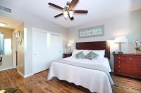 Ein Bett oder Betten in einem Zimmer der Unterkunft Marvelous 9th Floor Condo Gulf, Pool &amp; Sunset View