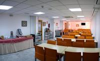 A television and/or entertainment centre at Albergue Inturjoven Granada