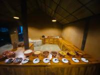 库鲁内格勒Deduru Cabana Nature Resort的桌上的碗和盘子