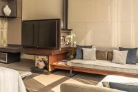 TV a/nebo společenská místnost v ubytování Four Seasons Hotel Bangkok at Chao Phraya River