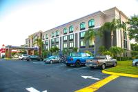Un estacionamiento con autos estacionados frente a un edificio. en La Quinta by Wyndham Clearwater South, en Clearwater