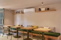 メデジンにあるAntipoda Hotel Boutiqueのレストランの一列