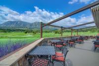 un patio con tavoli e sedie e vista su un campo da golf di Cheyenne Mountain Resort, a Destination by Hyatt Hotels a Colorado Springs