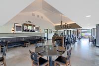 una sala da pranzo con tavoli e sedie in un ristorante di Cheyenne Mountain Resort, a Destination by Hyatt Hotels a Colorado Springs