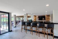 una cucina e una sala da pranzo con bar e sgabelli di Cheyenne Mountain Resort, a Destination by Hyatt Hotels a Colorado Springs