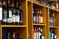 HigueyにあるHabana Hotel Y Restauranteのたくさんの酒瓶が並んだ棚