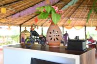 een vaas met een plant en een fiets op een tafel bij Gramya Resort in Alwar