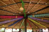 een grote kamer met gekleurde matten en een plafond bij Gramya Resort in Alwar