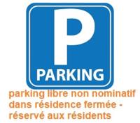 a parking sign with the words parking incline non normally preserve aux residents at 4VSE-LAM55 Appartement avec vue dégagée Collioure proche plage in Collioure