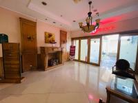 Superior Room At Galeri Ciumbuleuit 1st Tower with Best View في باندونغ: ردهة متجر بها مدفأة وثريا