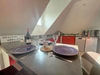 Kuchyňa alebo kuchynka v ubytovaní Studio Cosy à 2 Pas de la Plage - Idéal Couple/Enfant, Cuisine Équipée, Ménage Inclus - FR-1-646-42