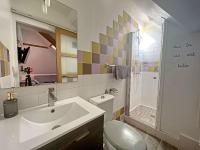 Kúpeľňa v ubytovaní Studio Cosy à 2 Pas de la Plage - Idéal Couple/Enfant, Cuisine Équipée, Ménage Inclus - FR-1-646-42
