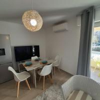 Telewizja i/lub zestaw kina domowego w obiekcie Petit paradis classé 3 étoiles à 200m de la plage! Terrasse-Wifi-Parking-clim