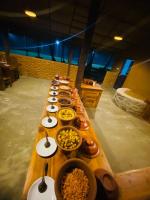 库鲁内格勒Deduru Cabana Nature Resort的长桌,长桌上放满了碗和盘子