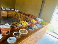 库鲁内格勒Deduru Cabana Nature Resort的自助餐,餐桌上摆满了食物