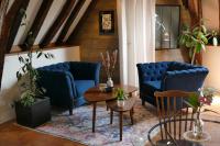 a living room with two blue chairs and a table at Suite Toussaint - Calme &amp; Authentique in Angers