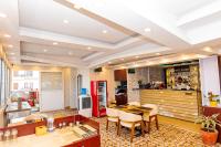 Un restaurante con una mesa y sillas y un mostrador. en Hotel Palazzo, en Katmandú