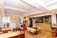 Una cocina con mesa y sillas y un refrigerador. en Hotel Palazzo, en Katmandú