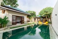 una piscina frente a una casa en Cantik ArtVilla, en Uluwatu