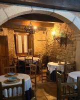 レデスマにあるLa Clerecia de Ledesmaの石壁のダイニングルーム(テーブル、椅子付)