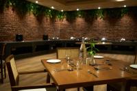 uma mesa de madeira em um restaurante com sala de jantar em Ikshana Resort and Spa, Khandala em Lonavala