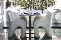 una mesa de comedor blanca y sillas en un restaurante en Olivia Plaza Hotel, en Barcelona