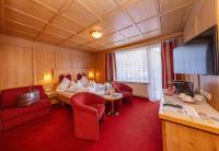 Televízia a/alebo spoločenská miestnosť v ubytovaní Hotel Latini
