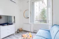 a living room with a blue couch and a tv at Chic Appartement Climatisé à 10 Minutes de Paris: Confort et Élégance in Maisons-Alfort