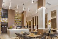 ヘルソニソスにあるSan Antonio Boutique Hotel & Spa - Adults Onlyのテーブルと椅子とバーのあるレストラン