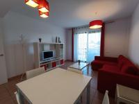 TV a/nebo společenská místnost v ubytování Apartamento con solárium en Marina Sant Jordi (MSJ81)