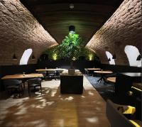 un restaurante con mesas y sillas y una maceta en Hotel Villa Königsgarten, en Siebeldingen