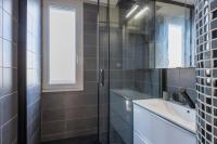 a bathroom with a glass shower and a sink at Appartement meublé Wifi&#47;Balcon&#47;parking Clermont in Clermont-Ferrand
