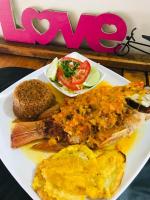 um prato de alimentos com carne, ovos e pão em Casa Hostal La Vie en Rose em Cartagena de Indias