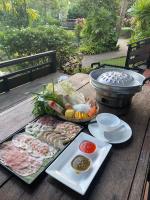 un tavolo con un sacco di cibo e una griglia di Villa Panalai a Nakhon Nayok
