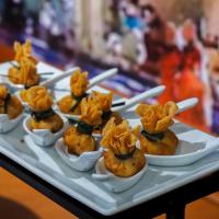 - un plateau de nourriture sur une table avec des baguettes dans l'établissement Bangkok Palace Hotel, à Bangkok