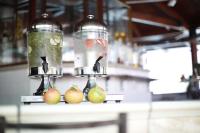 un par de tarros de vidrio con manzanas en un mostrador en Akamanthea Holiday Village, en Polis Chrysochous