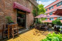 un patio con mesas y sillas y un edificio de ladrillo en Wuyu Hotel Independent villa- Immersive Chinese Cultural Experience, en Chongqing