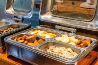 un buffet con varias bandejas de comida en una mesa en Wuyu Hotel Independent villa- Immersive Chinese Cultural Experience, en Chongqing