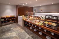 Una fila de buffet en un restaurante con mucha comida. en HYGGE Hotel - Chongqing Liangjiang Happiness Plaza & Xingfu Square & GuangdianYuan metro, en Chongqing