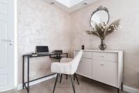 Gold Premium 2-bedroom Suite 100m from Central Station, modern&high standardにあるテレビまたはエンターテインメントセンター